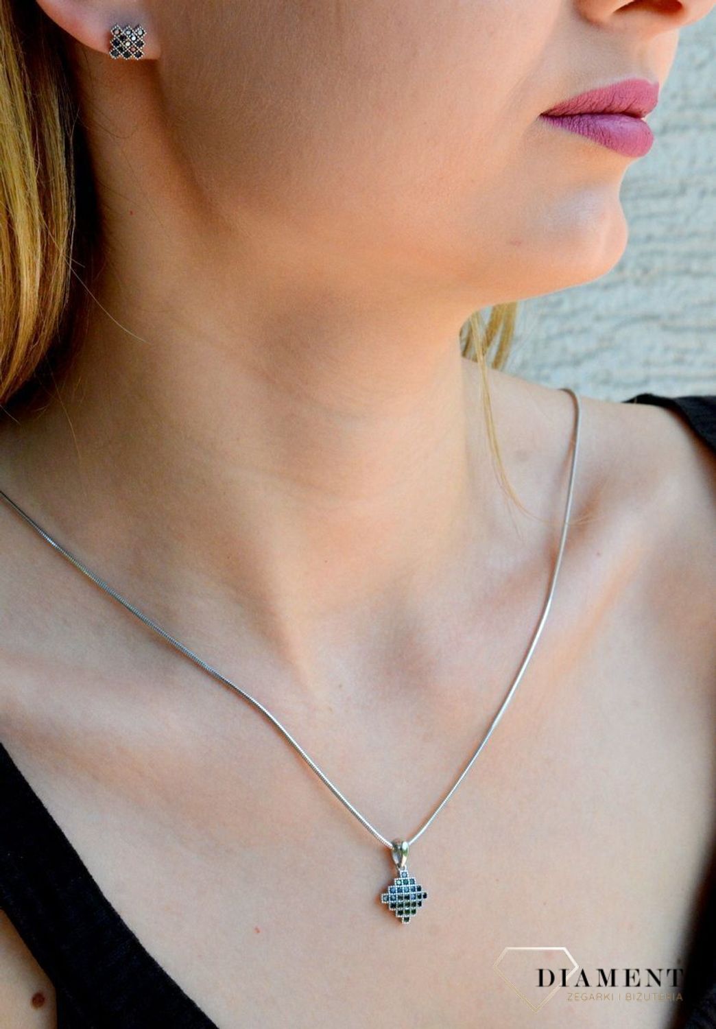 Srebrna zawieszka kwadracik z czarnymi cyrkoniami DIA-ZAW-9428-925To interesująca zawieszka w o kwadratowym kształcie z czarnymi cyrkoniami. Subtelna, a jednocześnie elegancka zawieszka sprawdzi się idealnie na prezent..jpg